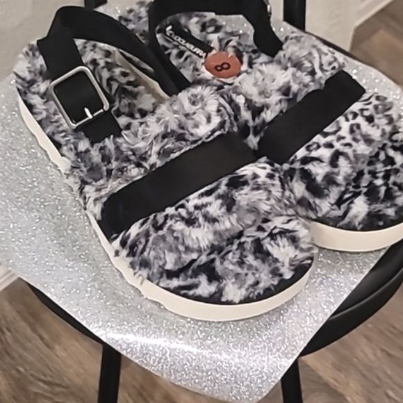 Koolaburra By Ugg Fuzz'd Out Adjustable Sandal - Picture 6 of 8